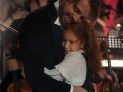 O pai músico abraça a filha.